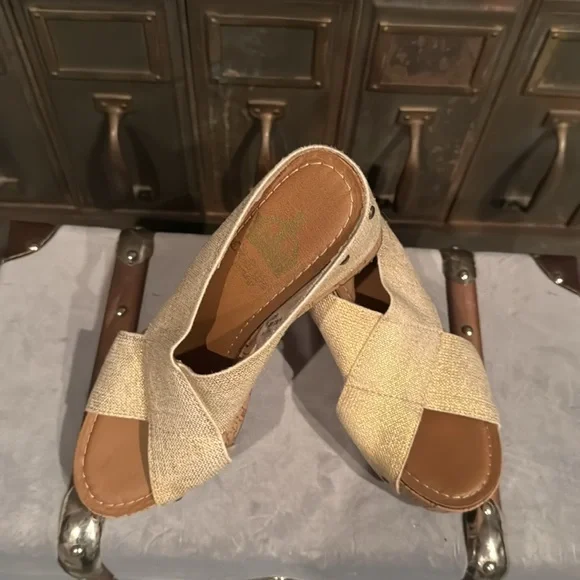 Crown Vintage metallic stretch top sandal - Picture 4 of 7